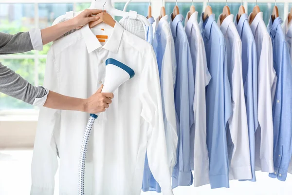 Frau Bügelt Hemd Bei Reinigung Mit Dampf — Stockfoto