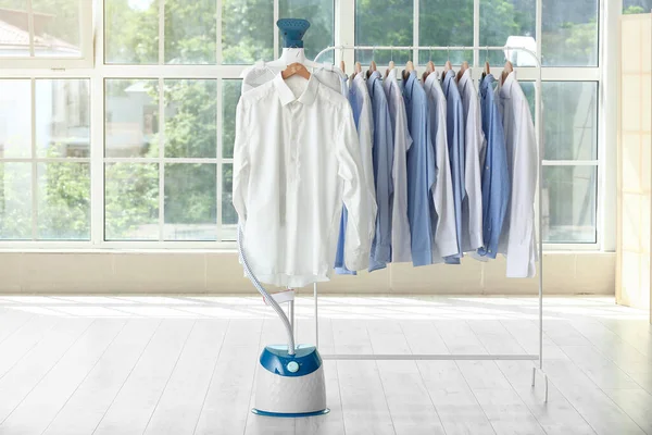 Moderner Dampfer Und Rack Mit Sauberen Hemden Nach Der Reinigung — Stockfoto