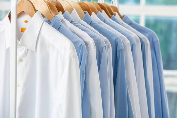 Cremalheira Com Camisas Limpas Após Limpeza Seco — Fotografia de Stock