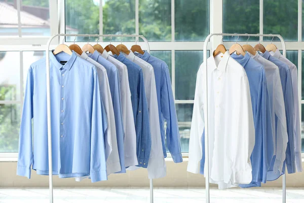 Rekken Met Schone Shirts Stomerij — Stockfoto