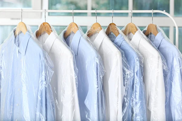 Rack Dengan Kemeja Bersih Dalam Kantong Plastik Setelah Dry Cleaning — Stok Foto