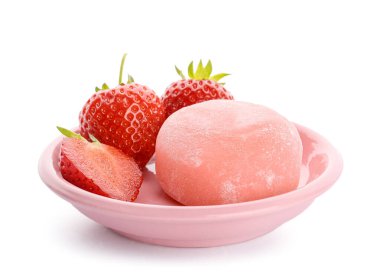 Lezzetli mochi ve beyaz arka planda çilekli tabak.