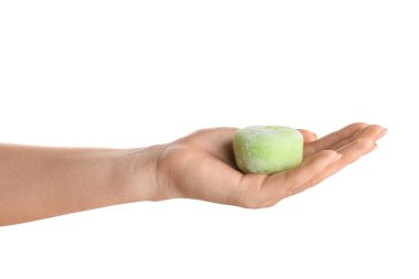 Beyaz arka planda nefis mochi tutan kadın.