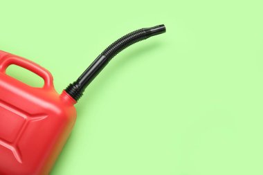 Renk arkaplanında plastik başlıklı plastik kutu