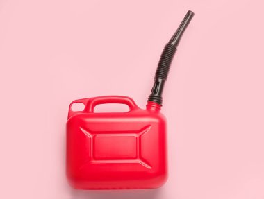 Renk arkaplanında plastik başlıklı plastik kutu