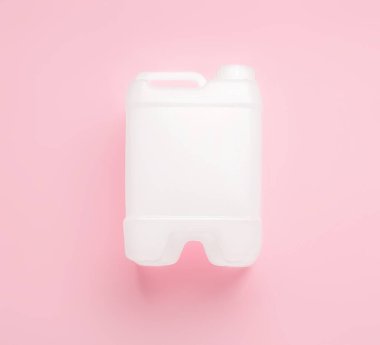 Renk arkaplanındaki plastik kutu