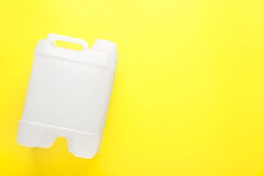 Renk arkaplanındaki plastik kutu