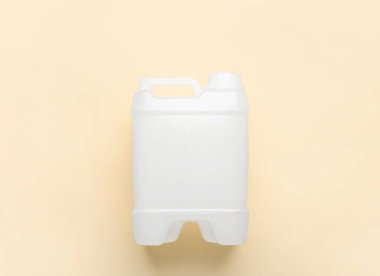 Işık arkaplanındaki plastik kutu