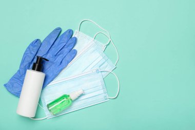 Tıbbi maskeler, lastik eldivenler, sabun ve el dezenfektanı.