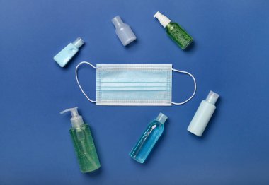 Arkaplanda tıbbi maske ve el dezenfektanları