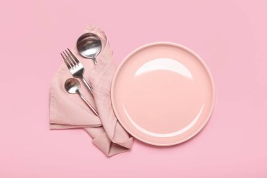 Renk arkaplan üzerine tabak ve set çatal bıçak
