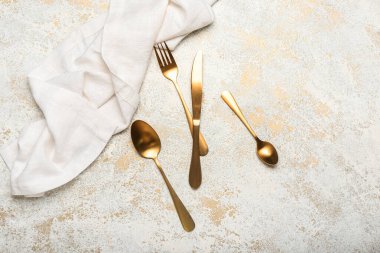 Arka planda paslanmaz çelik çatal bıçak seti