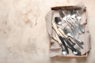 Arka planda paslanmaz çelik çatal bıçak seti olan bir etiket kutusu.