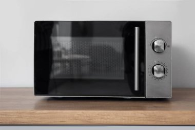 Modern mikrodalga fırın mutfakta tezgahta.
