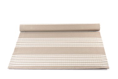 Beyaz arkaplanda çizgileri olan şık bir halı.