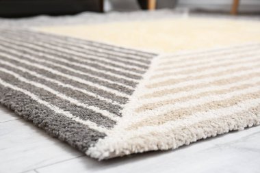 Yumuşak halı, açık ahşap zemin, oda, yakın çekim.