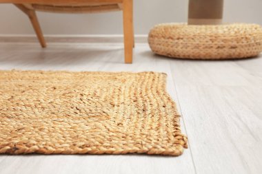 Açık ahşap zeminde hasır halı iç odada, yakın plan.