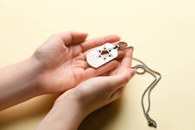 Renkli arka planda İsrail askerinin askeri etiketi olan eller