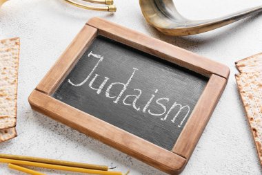 Işık arkaplanda JUDAISM sözcüğüyle tebeşir tahtası