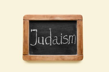Işık arkaplanda JUDAISM sözcüğüyle tebeşir tahtası