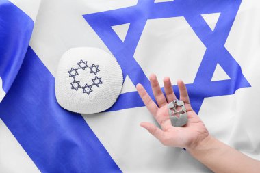 İsrail bayrağında askeri etiket ve kippah var.