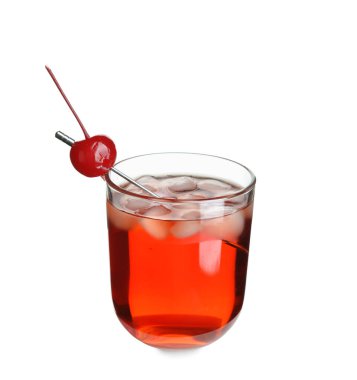 Beyaz arka planda kiraz ve buzlu Manhattan kokteyli.