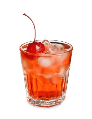 Beyaz arka planda kirazlı ve buzlu Manhattan kokteyli.