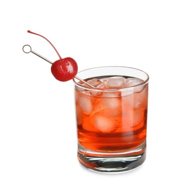 Beyaz arka planda kirazlı ve buzlu Manhattan kokteyli.