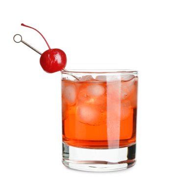 Beyaz arka planda kirazlı ve buzlu Manhattan kokteyli.