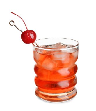 Beyaz arka planda kirazlı ve buzlu Manhattan kokteyli.