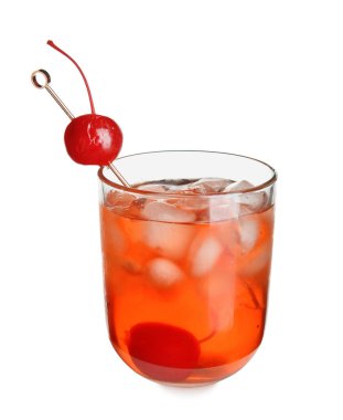 Beyaz arka planda kirazlı ve buzlu Manhattan kokteyli.