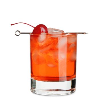 Beyaz arka planda kirazlı ve buzlu Manhattan kokteyli.