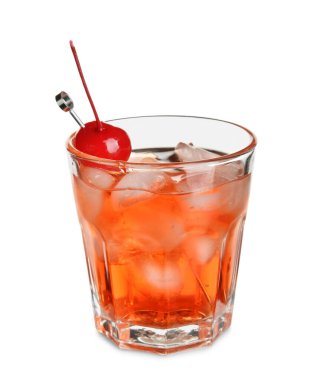 Beyaz arka planda kirazlı ve buzlu Manhattan kokteyli.