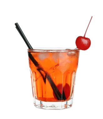 Beyaz arka planda bir bardak Manhattan kokteyli
