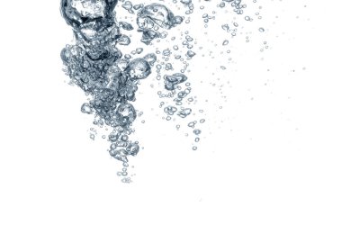 Beyaz zemin üzerinde hava kabarcıkları olan temiz su