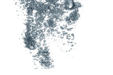 Beyaz zemin üzerinde hava kabarcıkları olan temiz su