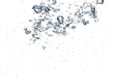 Beyaz zemin üzerinde hava kabarcıkları olan temiz su