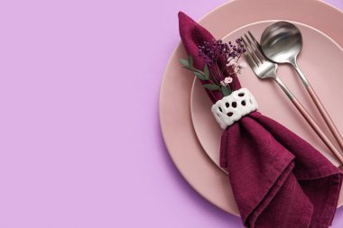 Mor arkaplanda şık tablo ayarı