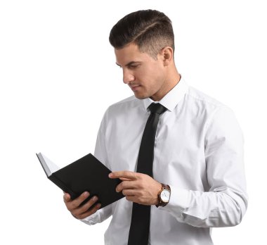 Resmi kıyafetler içinde yakışıklı bir adam beyaz arka plan üzerine kitap okuyor.