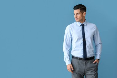 Renkli arka planda resmi giyinen yakışıklı adam.