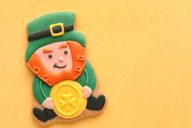 Aziz Patrick Günü için yeşil arka planda lezzetli zencefilli kurabiye kutlaması.