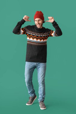 Renkli süveter giyen yakışıklı bir genç.