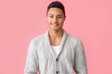 Renkli süveter giyen yakışıklı Afro-Amerikalı adam.