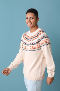 Renkli süveter giyen yakışıklı Afro-Amerikalı adam.