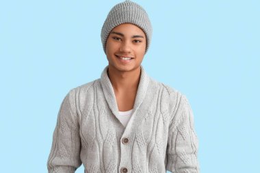 Renkli süveter giyen yakışıklı Afro-Amerikalı adam.