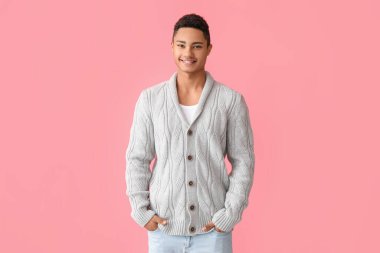 Renkli süveter giyen yakışıklı Afro-Amerikalı adam.