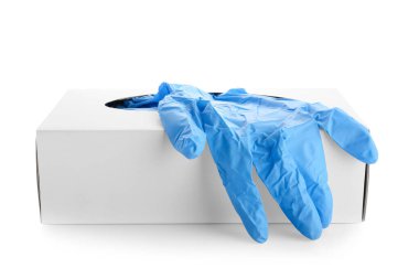 Beyaz arka planda mavi tıbbi eldivenli karton kutu.