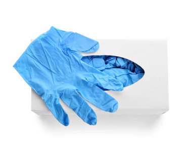 Beyaz arka planda mavi tıbbi eldivenli karton kutu.