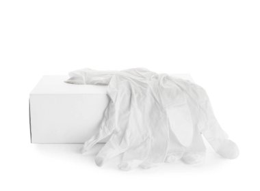 Beyaz arka planda tıbbi eldivenli karton kutu.