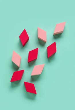 Turkuaz arka planda farklı makyaj süngerleri